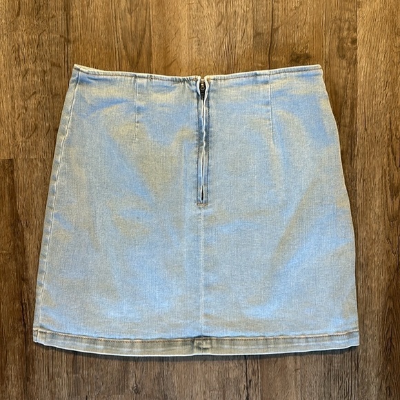 LIGHT WASH DENIM MINI SKIRT ( - Picture 5 of 7